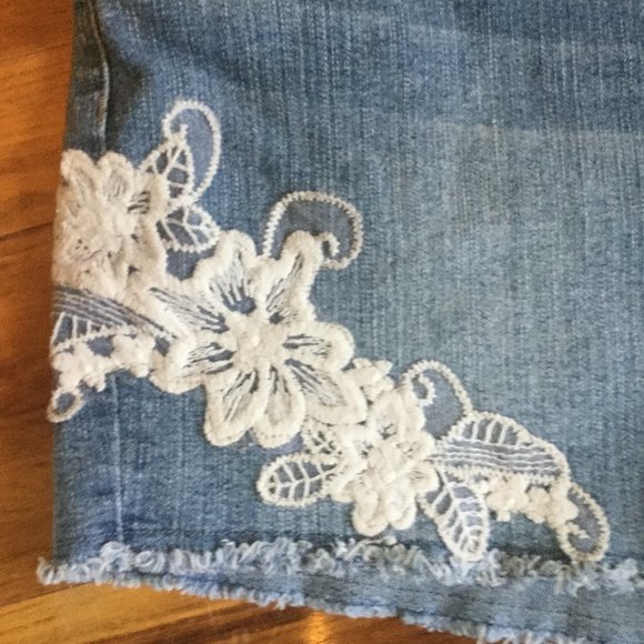 Plus size lace details denim shorts - Picture 2 of 4